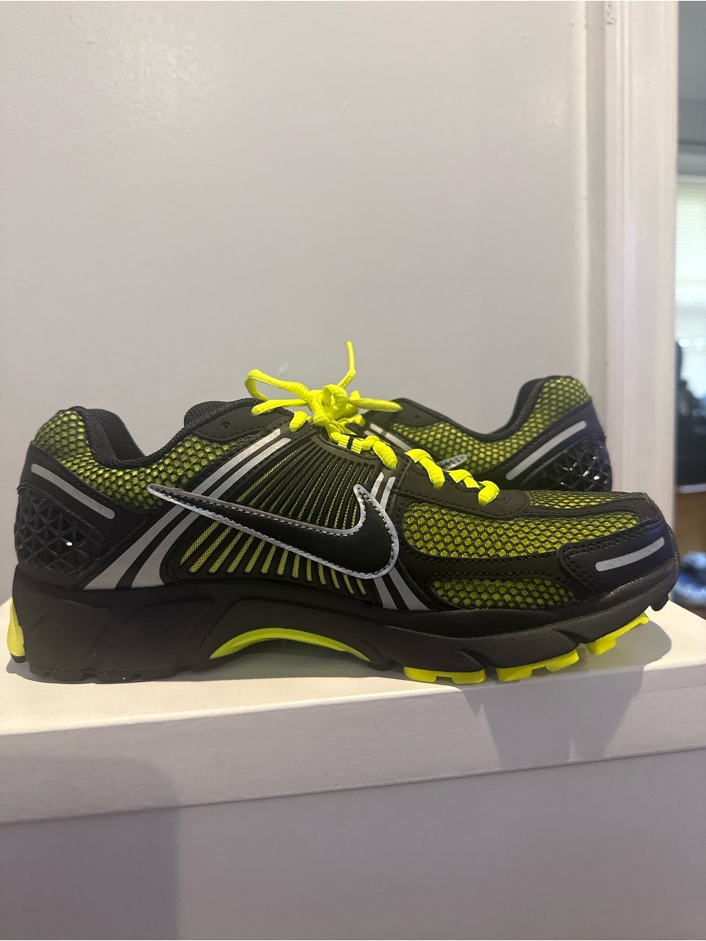 Nike Men’s Black and Neon Yellow Mesh Athletic Sneakers